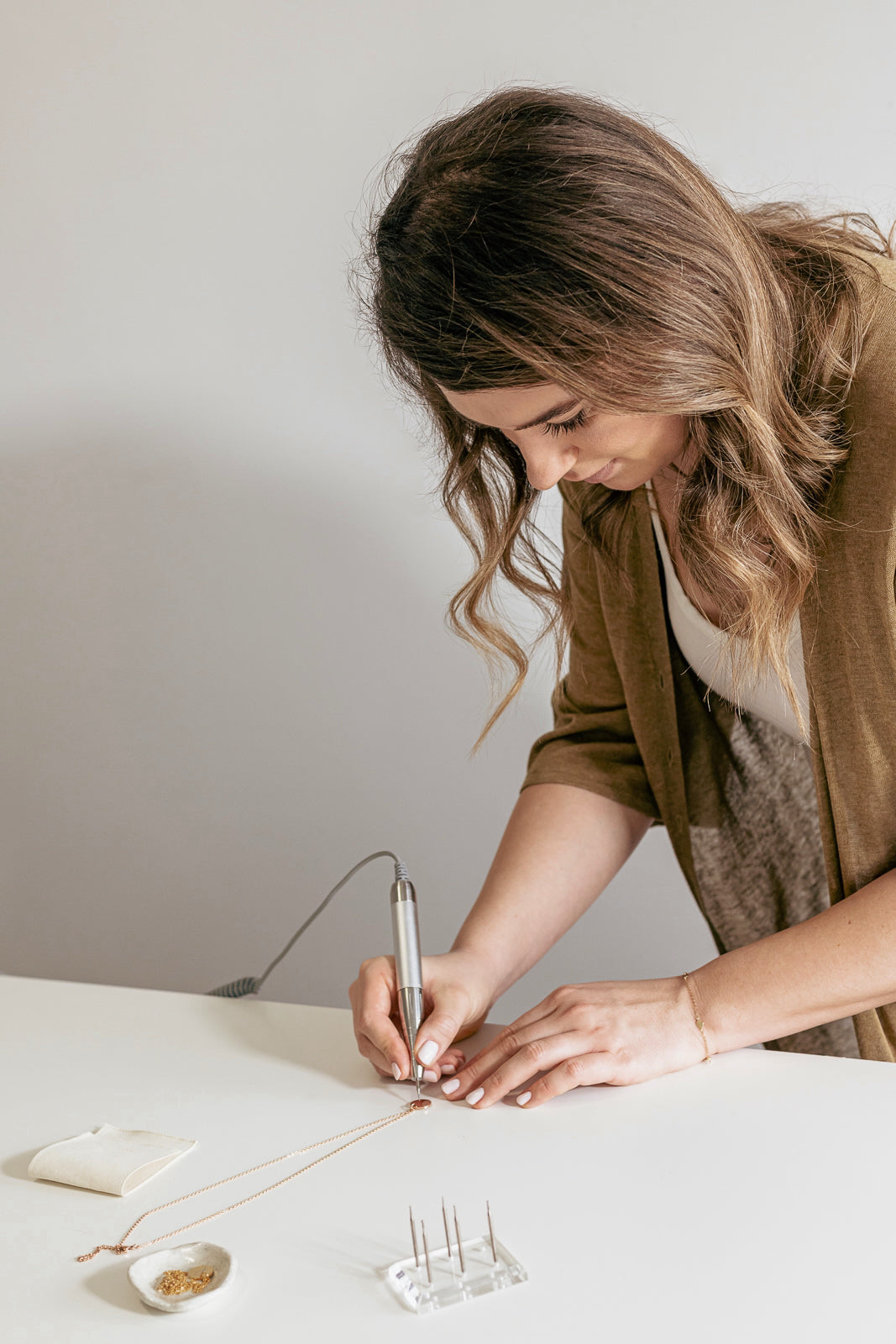 Ručne gravírovaný náramok s monogramom