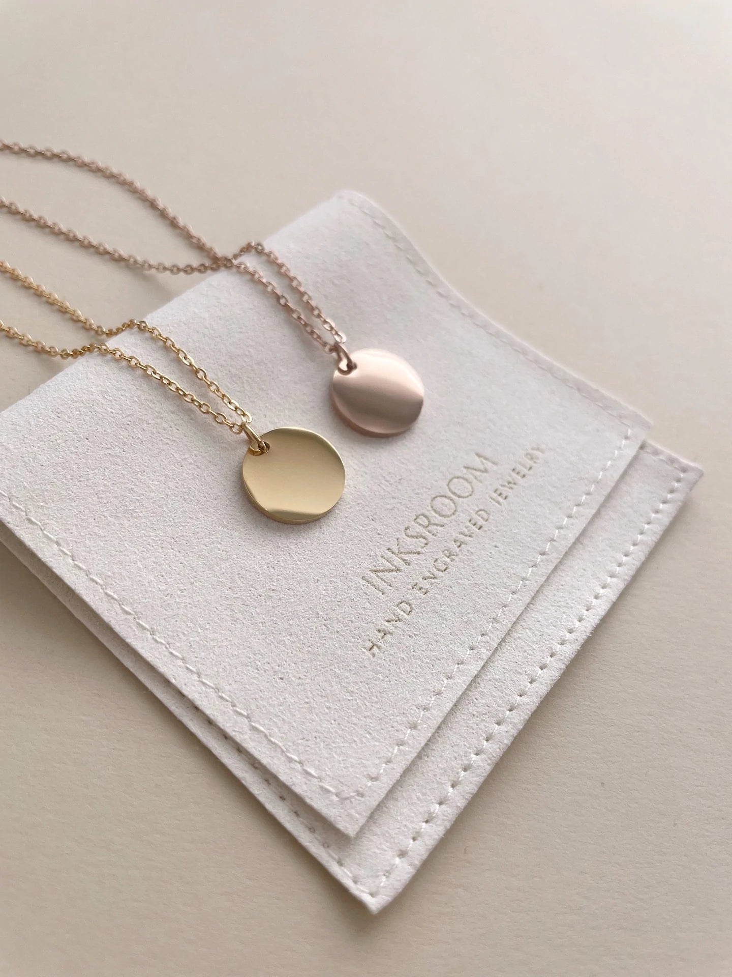 Ručne gravírovaný náhrdelník s monogramom