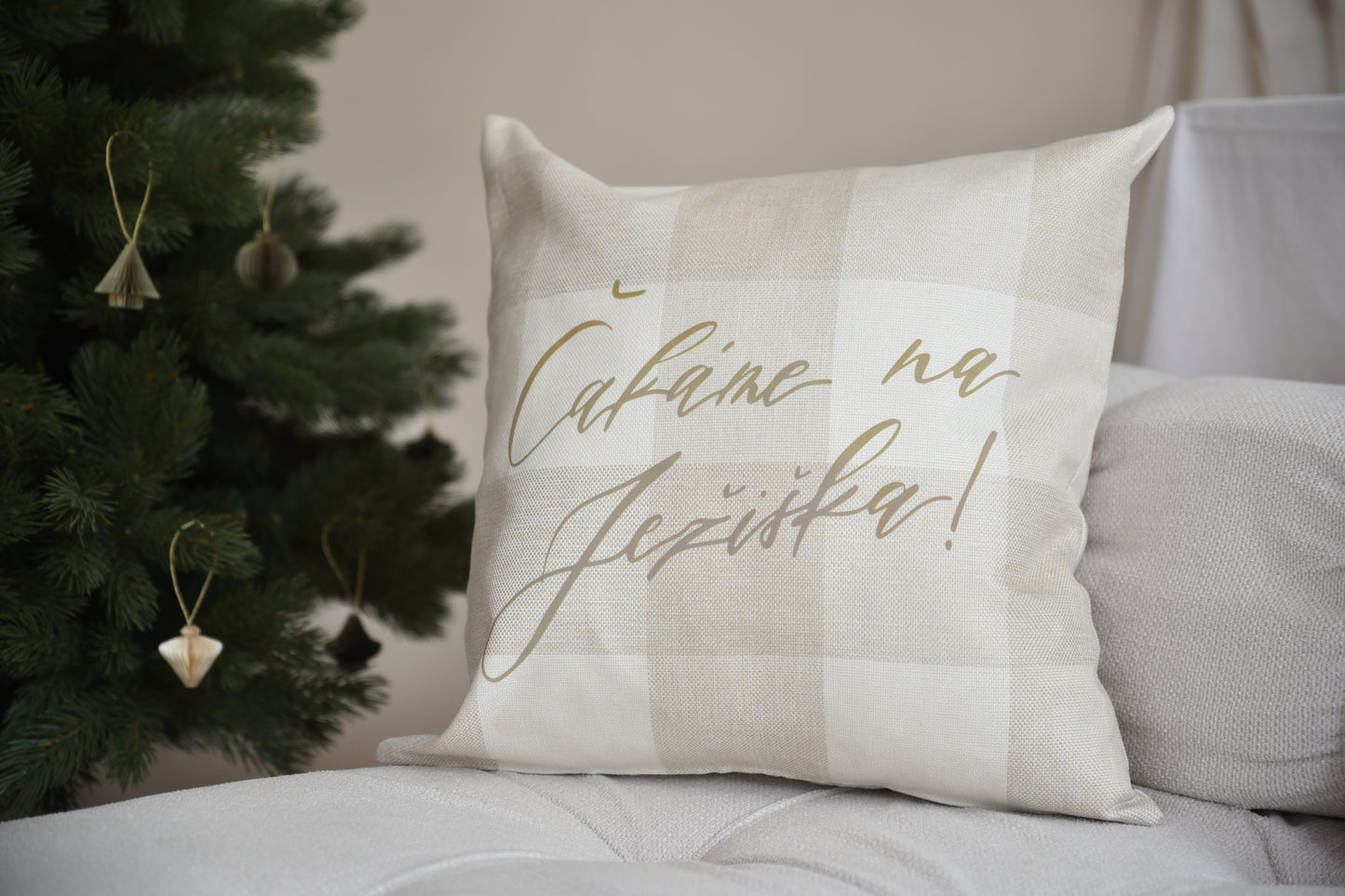 Calligraphy pillow - čakáme na ježiška