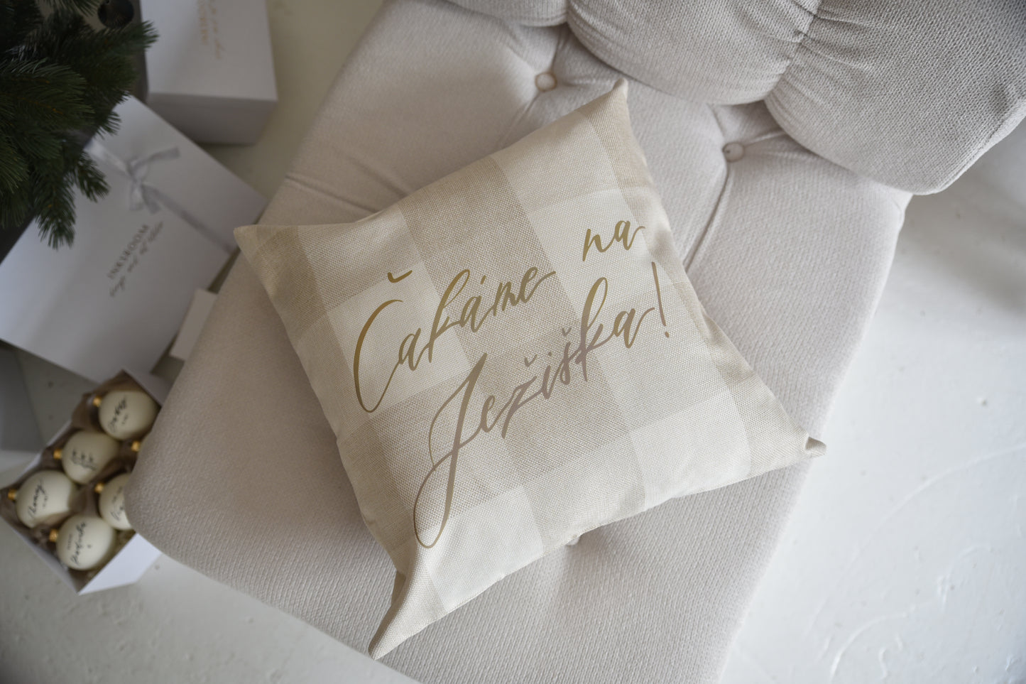 Calligraphy pillow - čakáme na ježiška